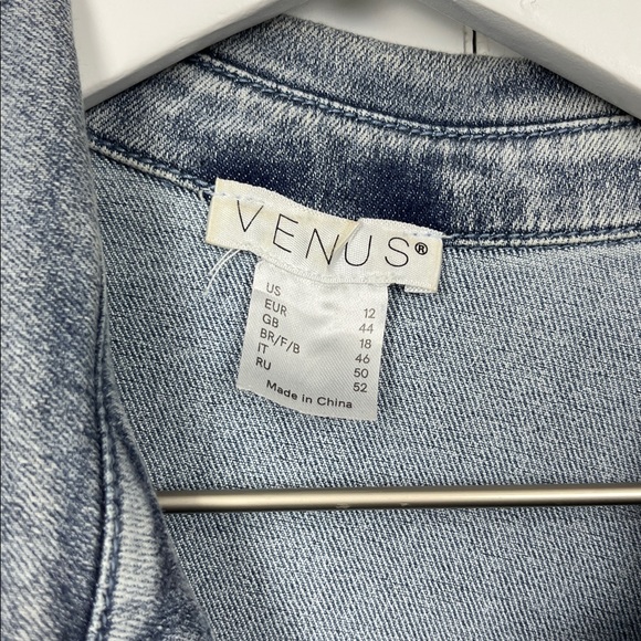 Venus Womens Jean Jacket 12 Light Wash Button Down Pleated Back Raw Edge Trendy - Picture 2 of 14